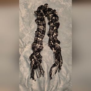 Krazy Kat Black and White Checkered Ruffle Scarf (1105)